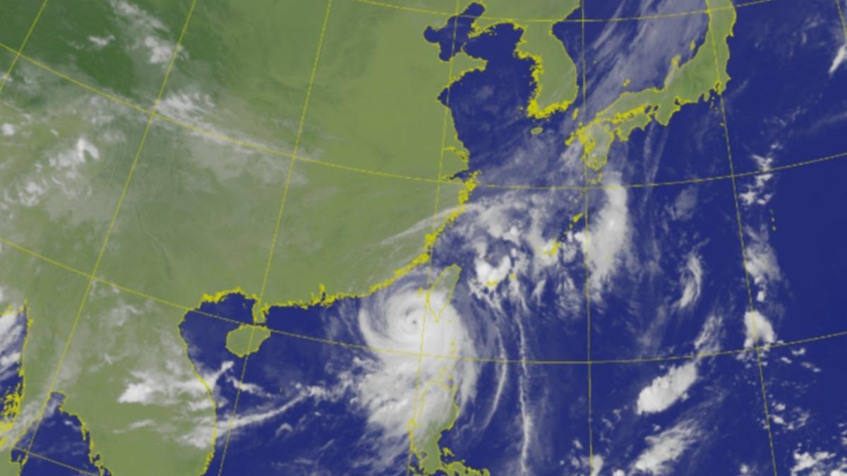 中央氣象署今(2日)上午10時30分最新颱風動態。(圖/翻攝自中央氣象署官網)