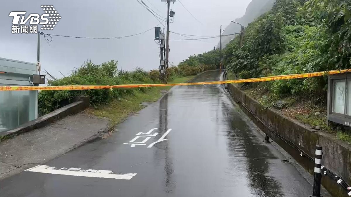 瑞芳海濱里預防性撤村,警方拉起封鎖線。(圖/TVBS)