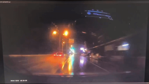 黃男疑似因天雨路滑,導致失控撞上同向直行在內側車道的鄭男。(圖/TVBS)