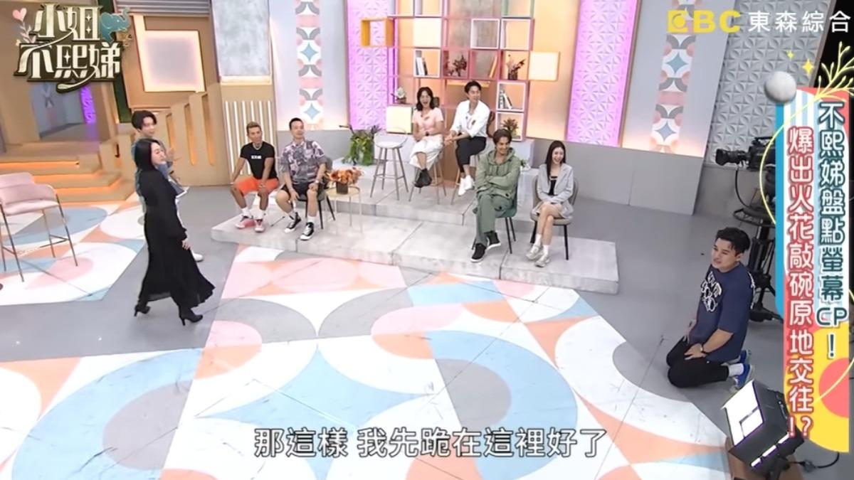李唯楓在攝影棚下跪道歉。(圖/翻攝小姐不熙娣YouTube)