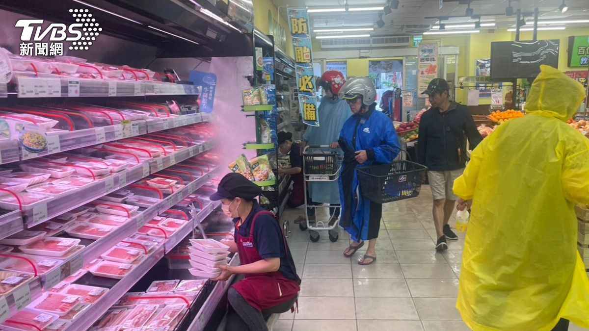 北台灣基隆市區今(2日)上午超市湧現購物人潮,新鮮蔬菜區品與生鮮肉品區部分商品已銷售一空。(圖/吳紹瑜攝)
