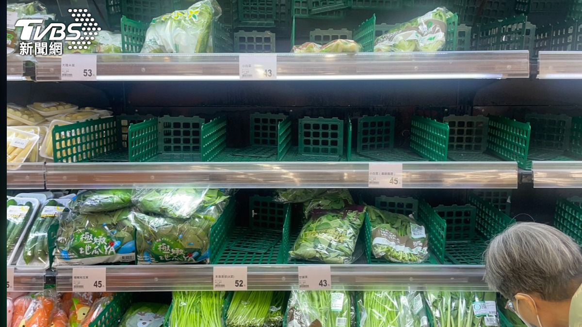 北台灣基隆市區今(2日)上午超市湧現購物人潮,新鮮蔬菜區品與生鮮肉品區部分商品已銷售一空。(圖/吳紹瑜攝)