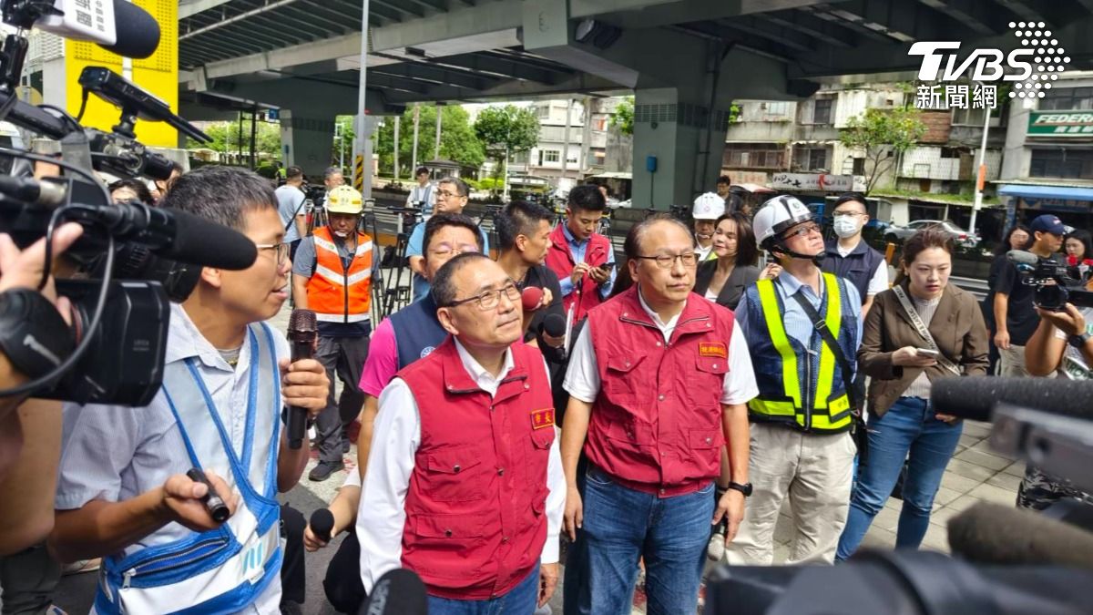 侯友宜赴新北環狀線中和段視察0403地震復原工程防颱整備情形。(圖/新北消防局提供)