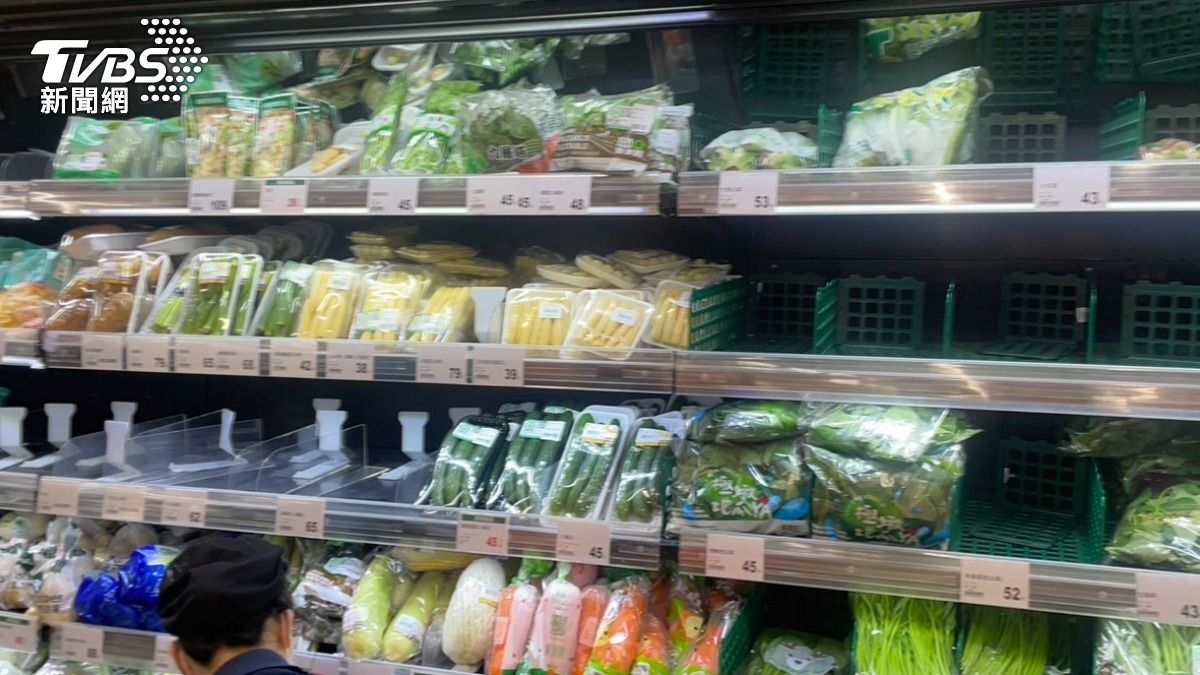 北台灣基隆市區今(2日)上午超市湧現購物人潮,新鮮蔬菜區品與生鮮肉品區部分商品已銷售一空。(圖/吳紹瑜攝)