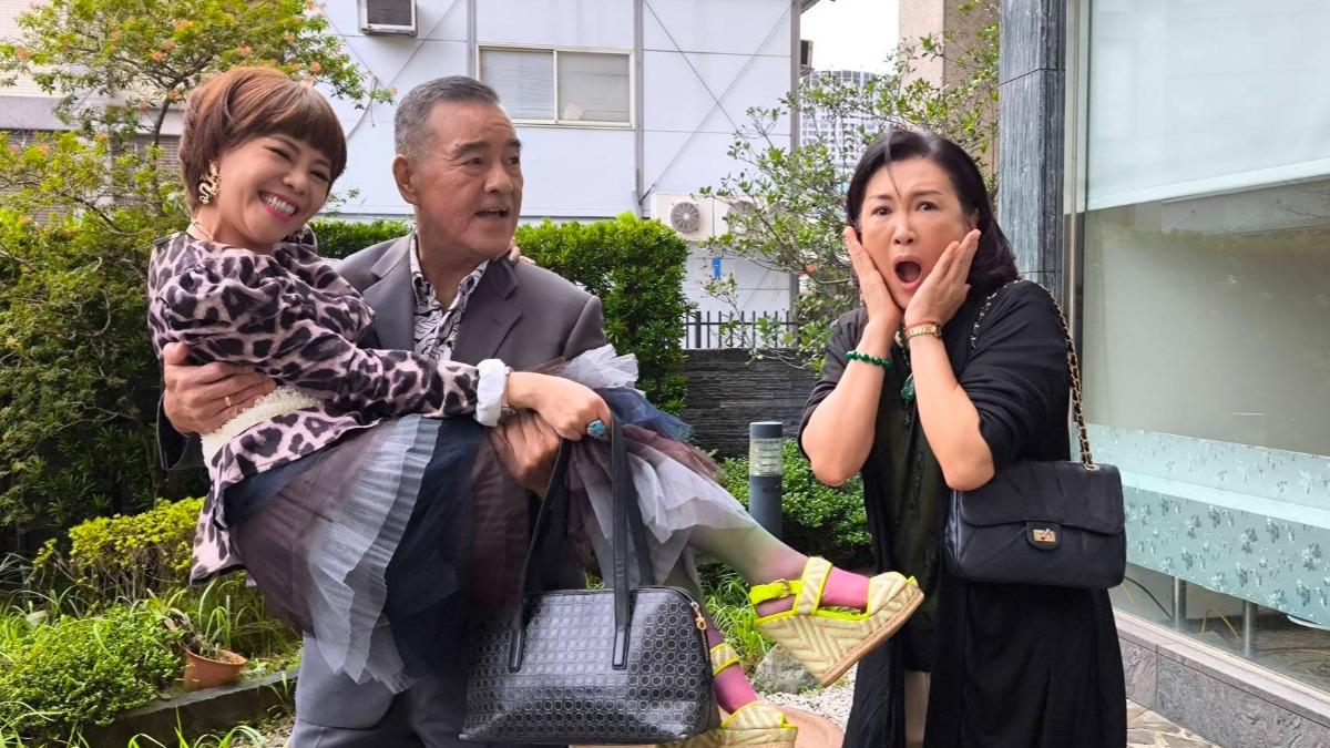 《愛的榮耀》劇組趕在風雨前完成拍攝，右起姚黛瑋、龍天翔、錦雯。（圖／民視提供）
