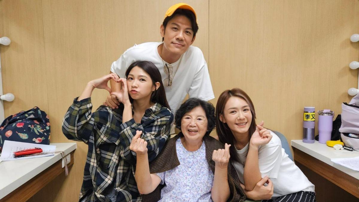 陳自強（左二）、曾智希（左一）正在籌備婚禮。（圖／民視提供）