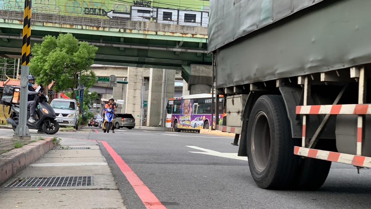 颱風假「雙北路邊停車免收費」!紅黃線也能停 條件一次看