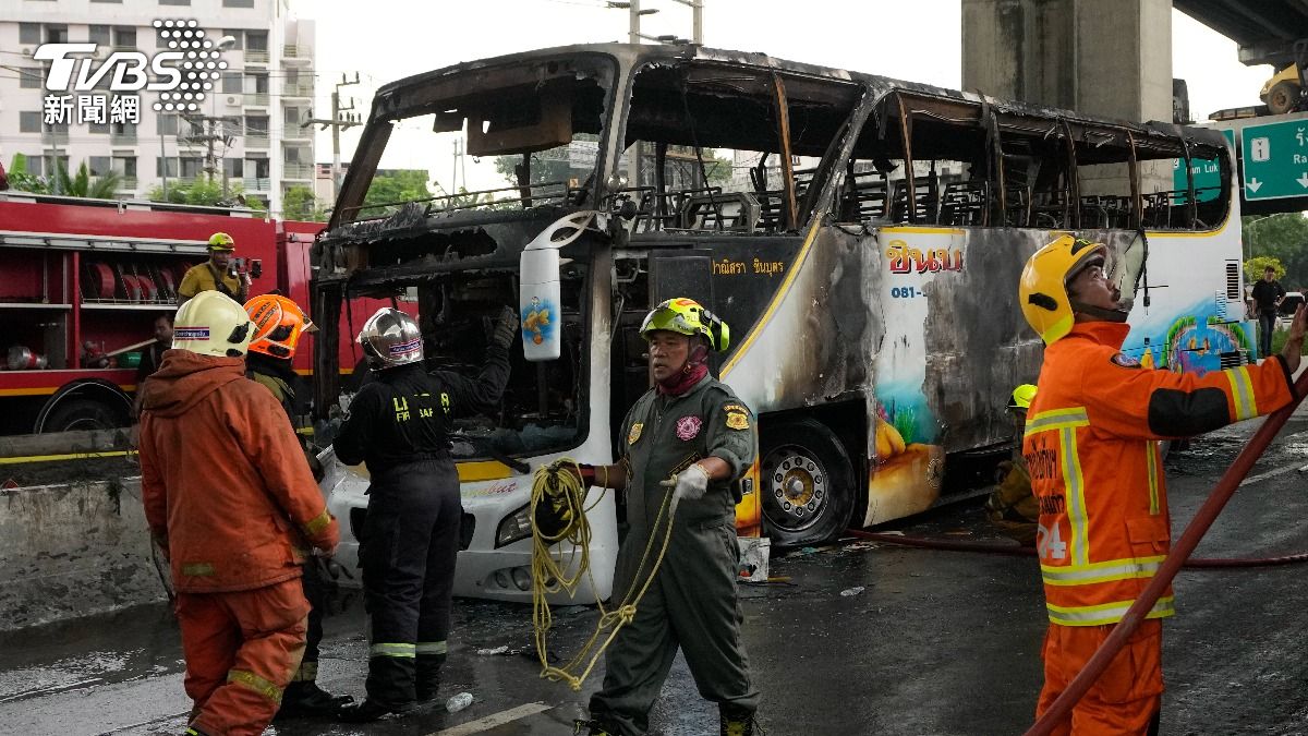 司機落跑！泰國曼谷「天然氣」校車爆胎自撞　火燒車23師生罹難