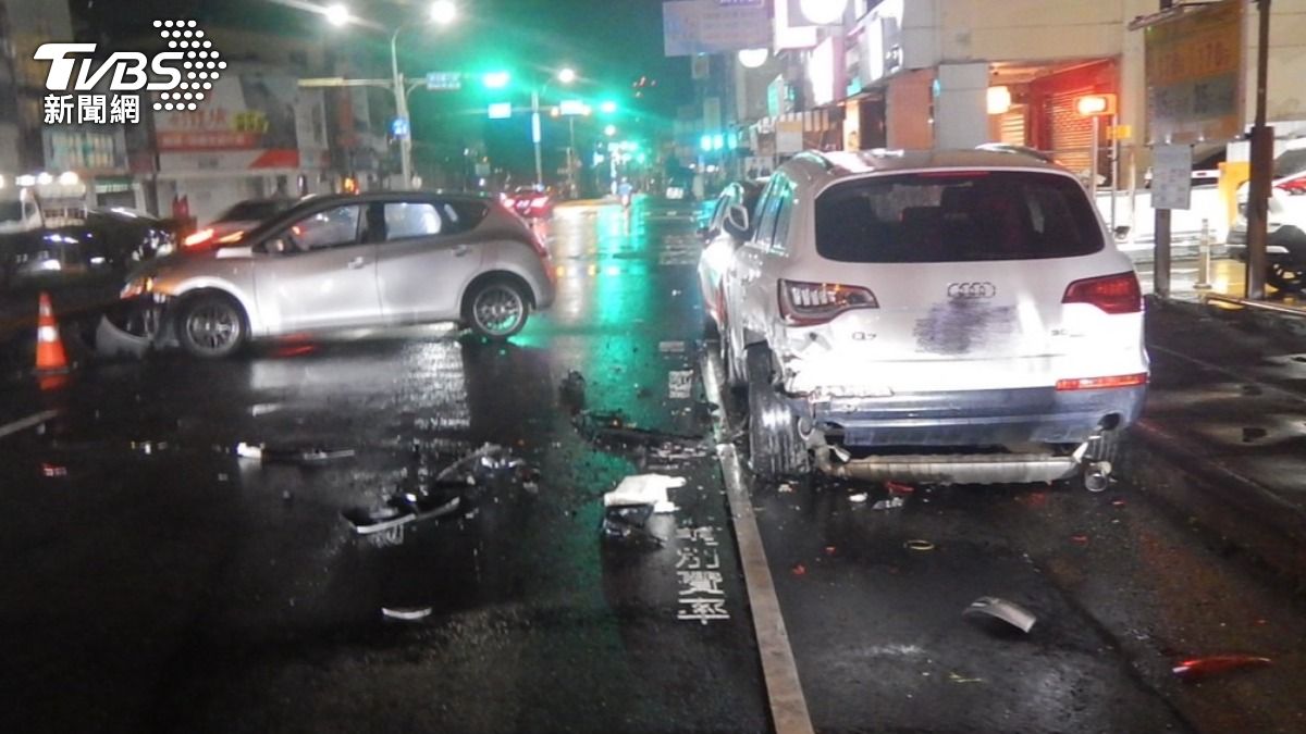 颱風夜4車連環撞!台中女買宵夜直衝奧迪 全身多處傷急送醫