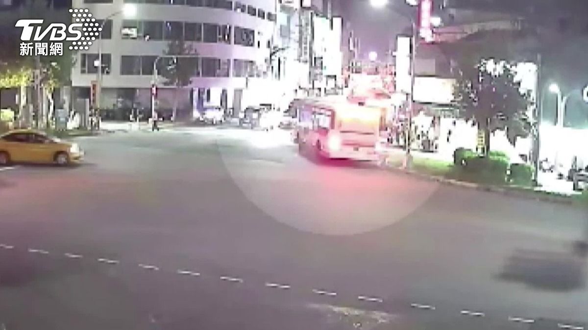 公車違規 警問「公司沒宣導?」 司機:宣導什麼