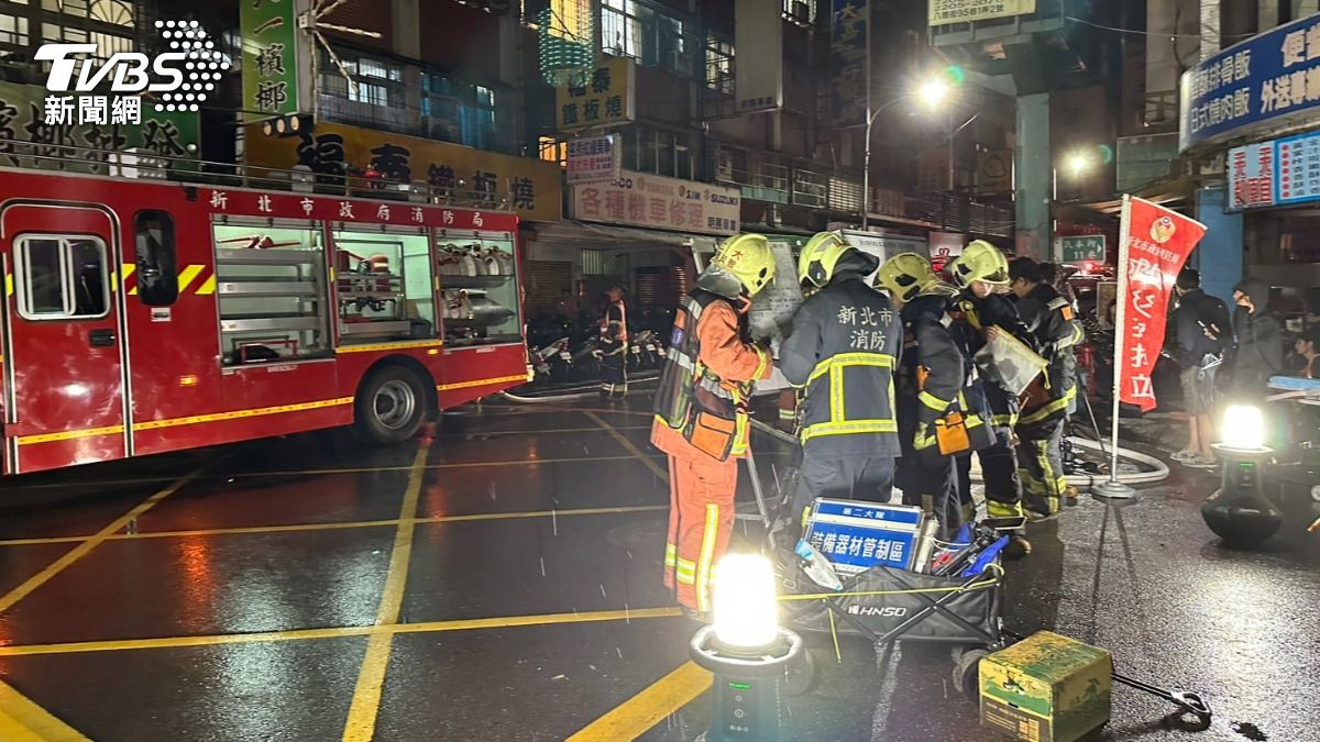 新北新莊驚傳縱火案，警消到場救援。（圖／TVBS）