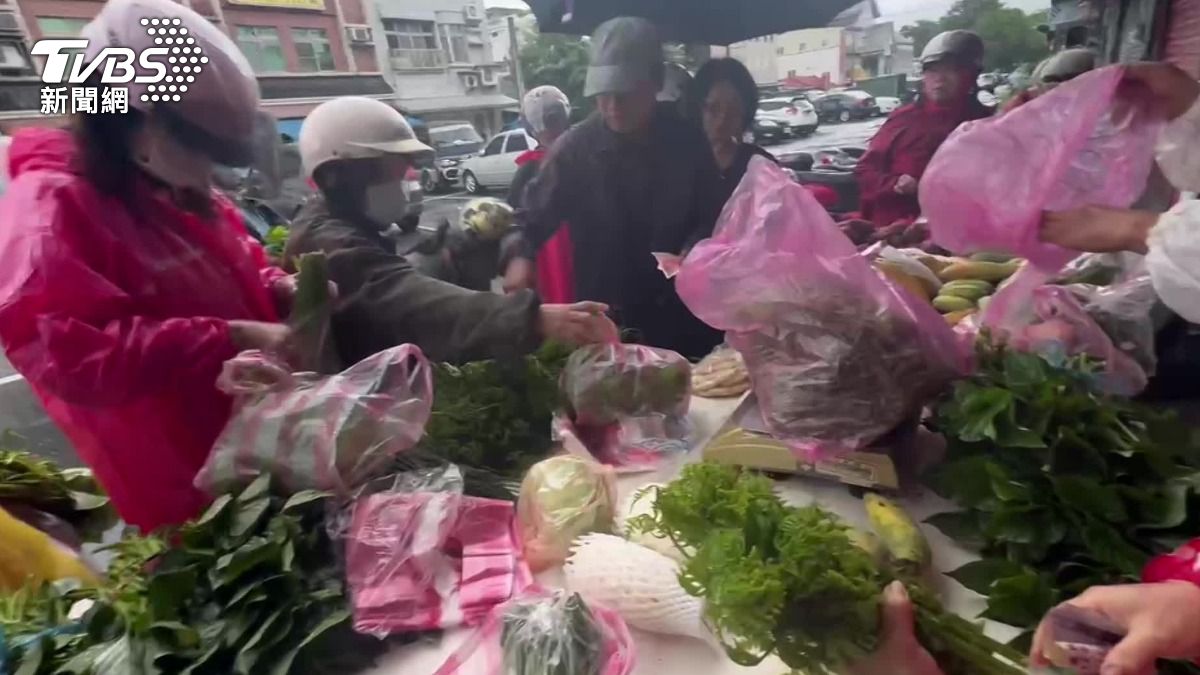 冒雨搶菜!花蓮交通、天氣影響 蔬果貴一倍