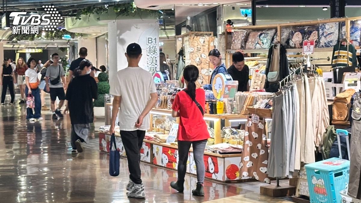 卓榮泰喊話民眾「無事不必外出」 台北百貨商場現逛街人潮