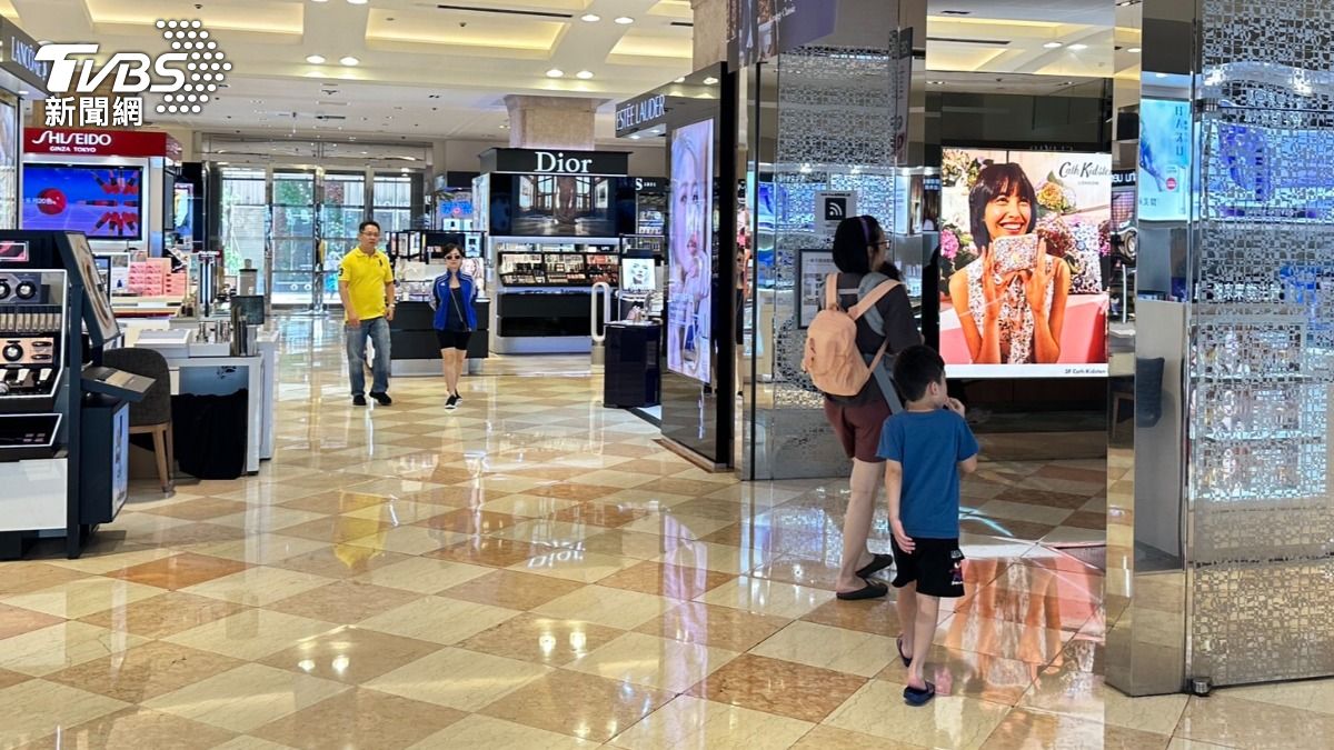山陀兒逼近，台北市今停班停課，有家長趁空檔帶孩子逛百貨。（圖／潘袁詩羽攝）
