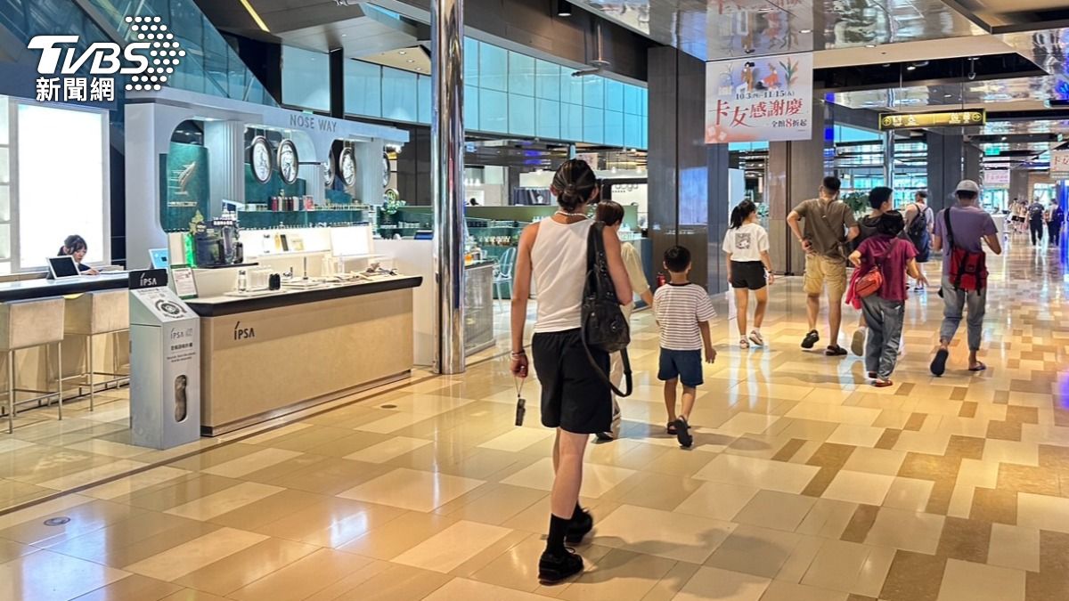 京站商場約上午11點漸湧人潮。（圖／潘袁詩羽攝）