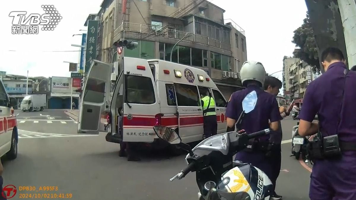 疾病所苦心情差!新北男從陸橋摔下命危 等紅燈騎士目擊嚇傻