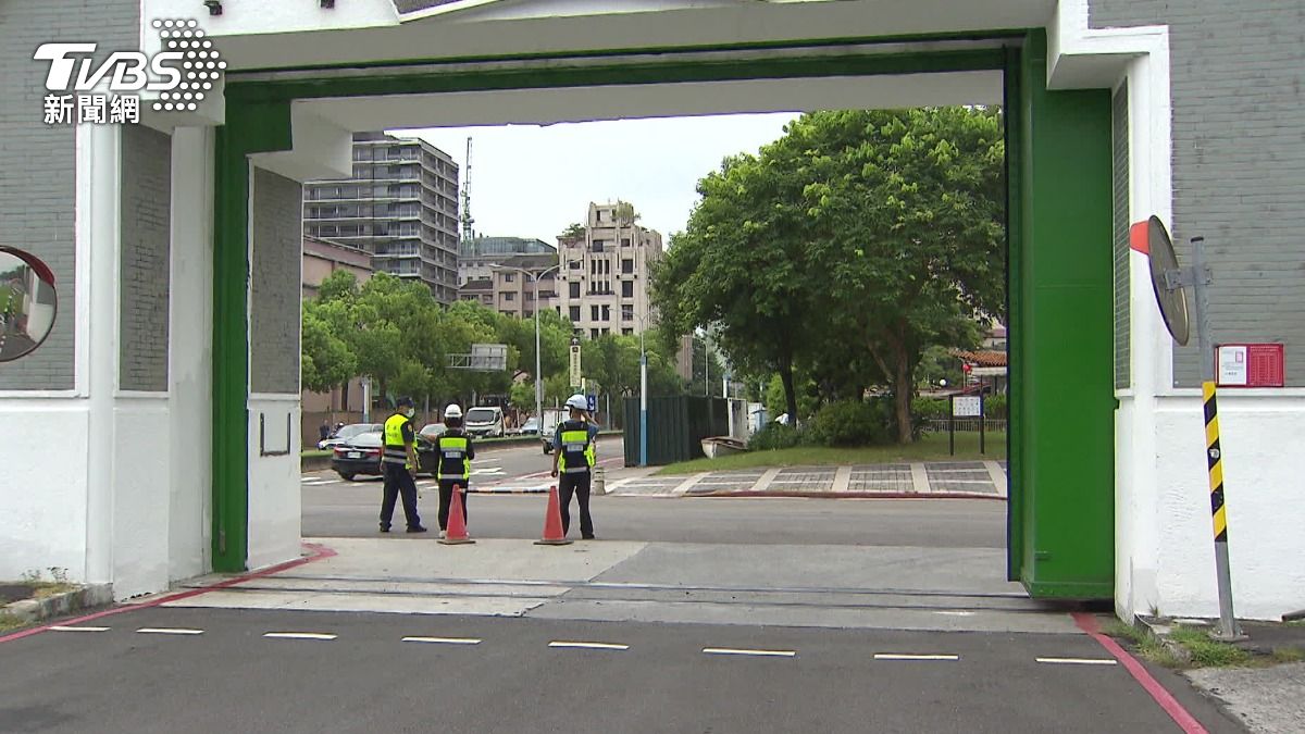 康芮颱風來襲!水門關閉車主急找車位 北市開放77所學校暫停