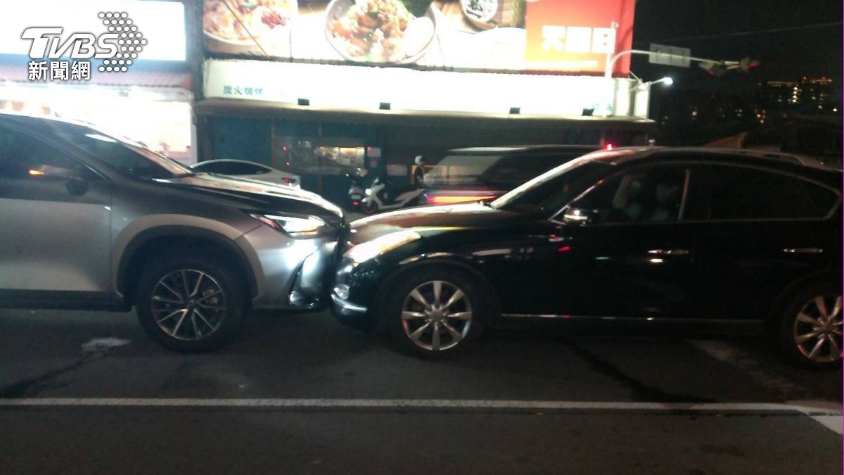 有片/台中小姐姐開車「低頭撿眼鏡」 逆向撞3車害他掛彩
