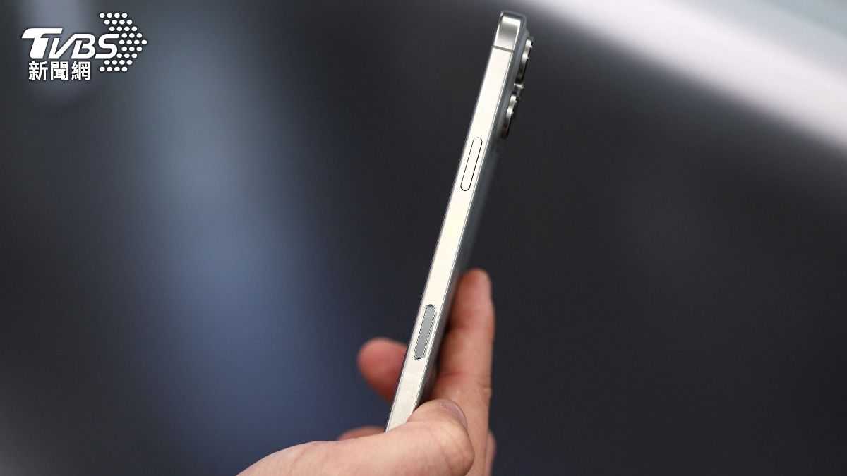 iPhone 16上首次出現「相機控制」按鍵。(圖/達志影像路透社)