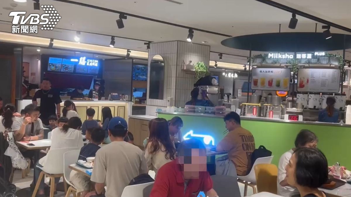 新光三越台中中港店同樣出現人潮。(圖/林冠丞攝)