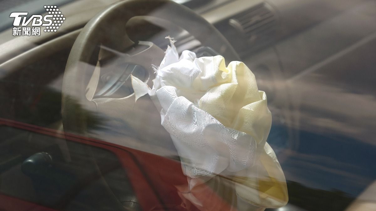 慘遭安全帶勒頸!印度奪命車禍 2歲童坐媽腿「被氣囊壓死」
