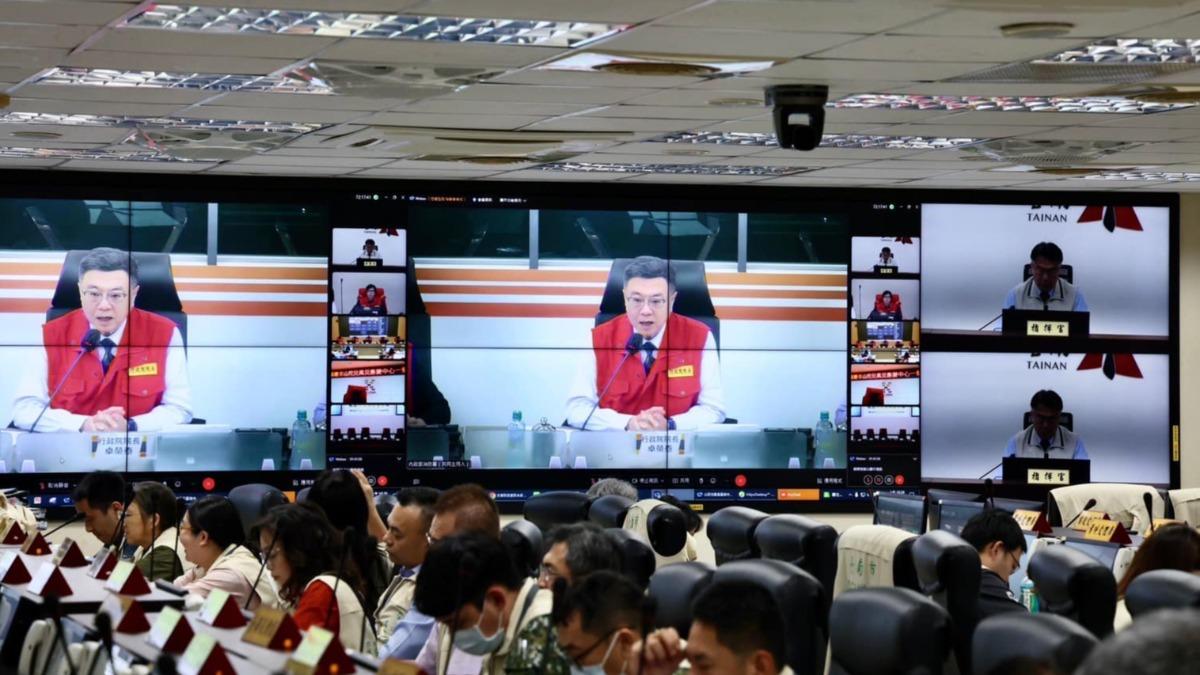 黃偉哲與行政院卓榮泰院長於視訊說明防災整備情形。(圖/翻攝自黃偉哲臉書)