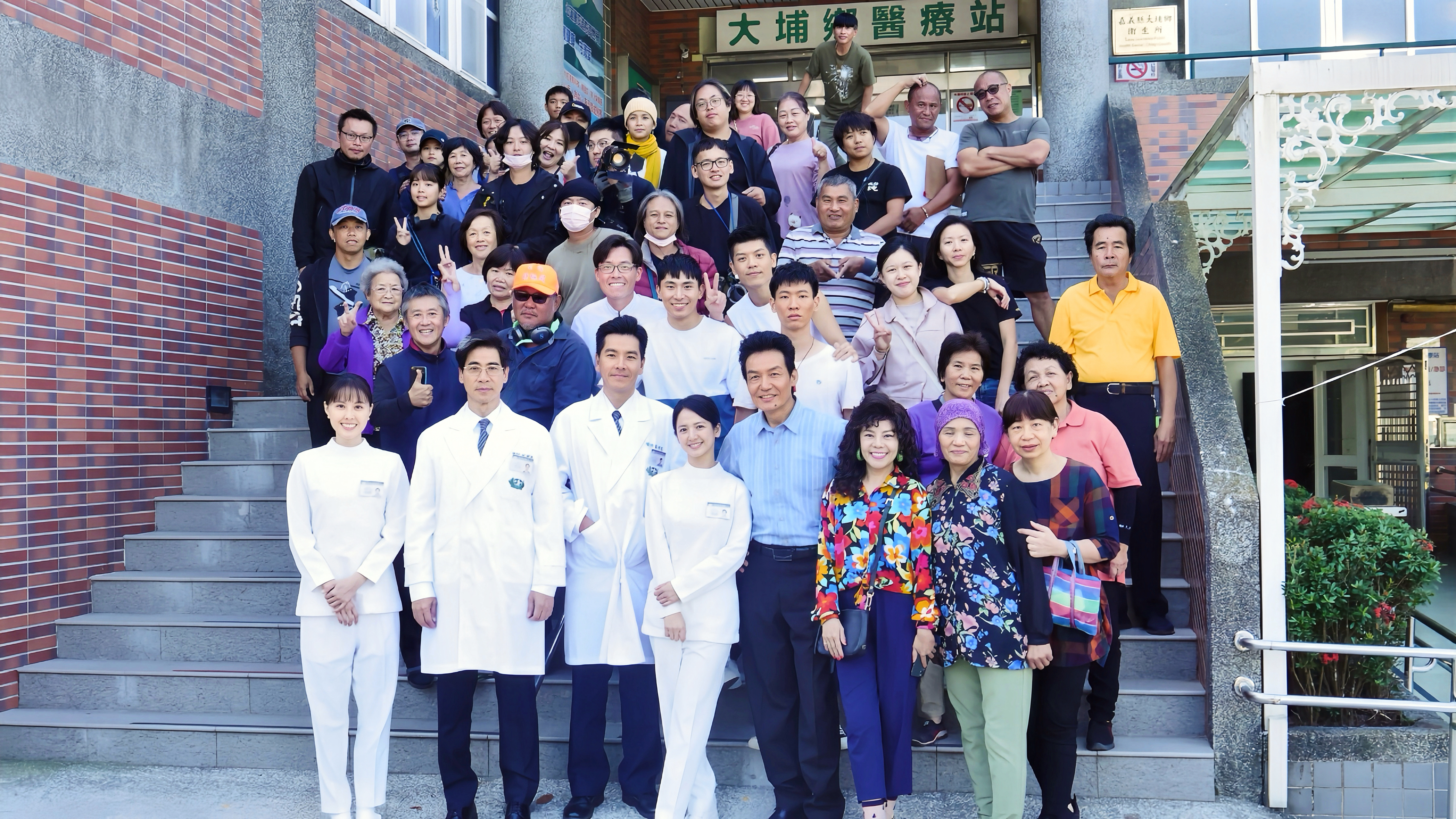 《在光裏的人》在大埔山上拍攝,前排左起:張晏塵、翁家明、王傳一、臧芮萱。(圖/大愛提供)