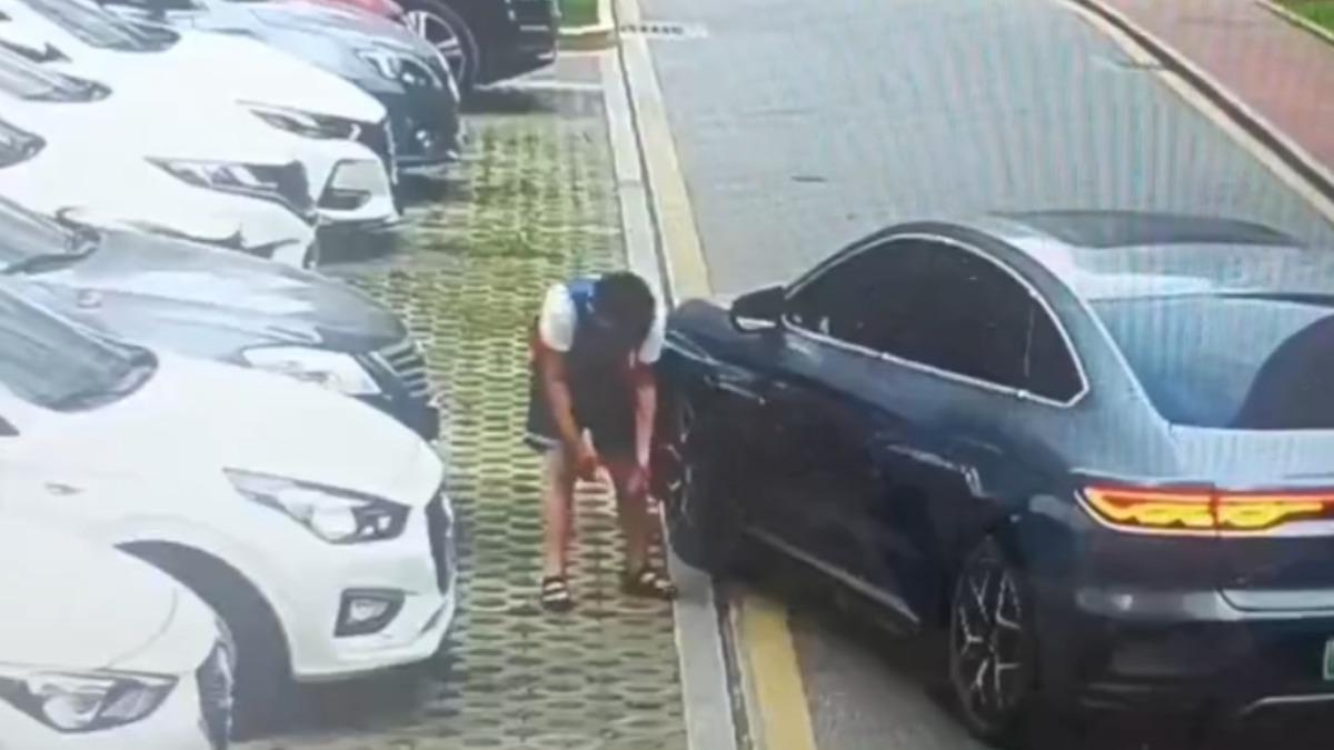 男童渾身是血地躲到另1輛車後才逃過一劫。(圖/翻攝自X@zhihui999)