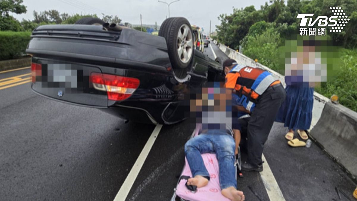 快訊/天雨路滑!台南BMW自撞橋墩「烏龜翻」 4人掛彩