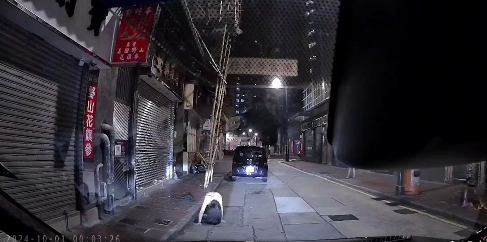 貞子路邊現身?「長髮女鬼」馬路爬行 嚇壞老司機倒車逃跑