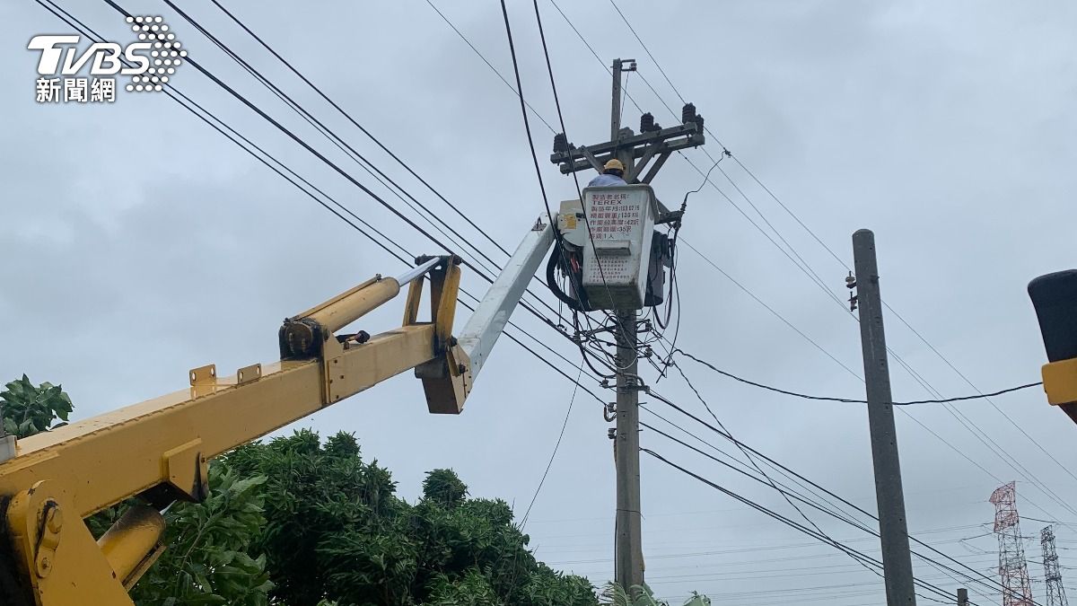 台電人員從中午開始陸續搶修。（圖／TVBS）