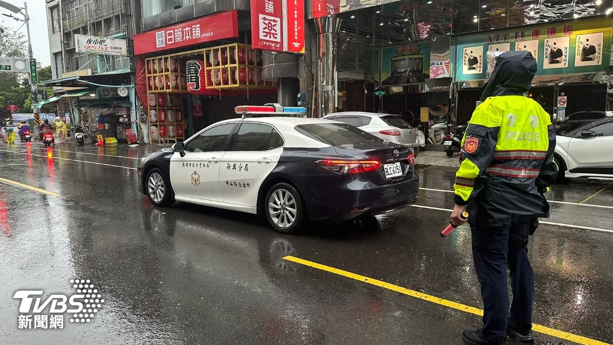 警方獲報到場後，立即前往管制人車。（圖／TVBS）