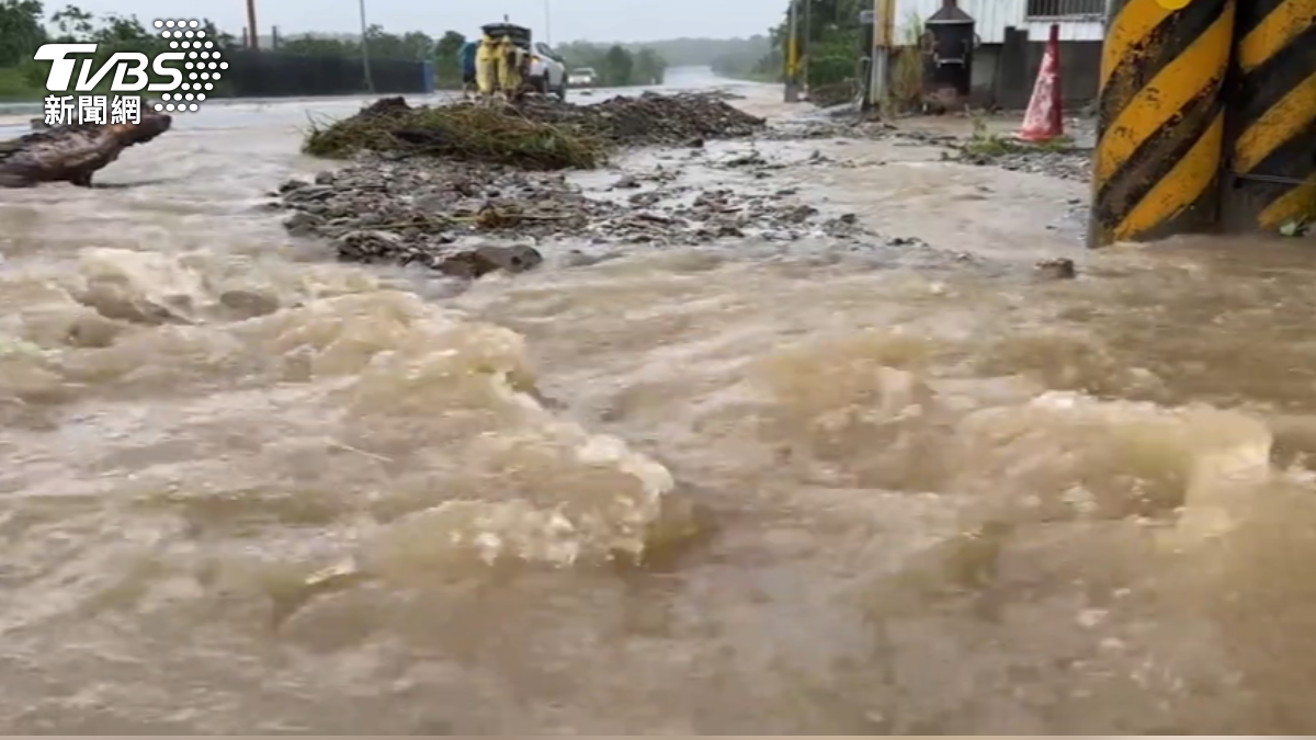 台東青海路二段附近,居民表示每次雨大馬路就會變水路。(圖/TVBS)