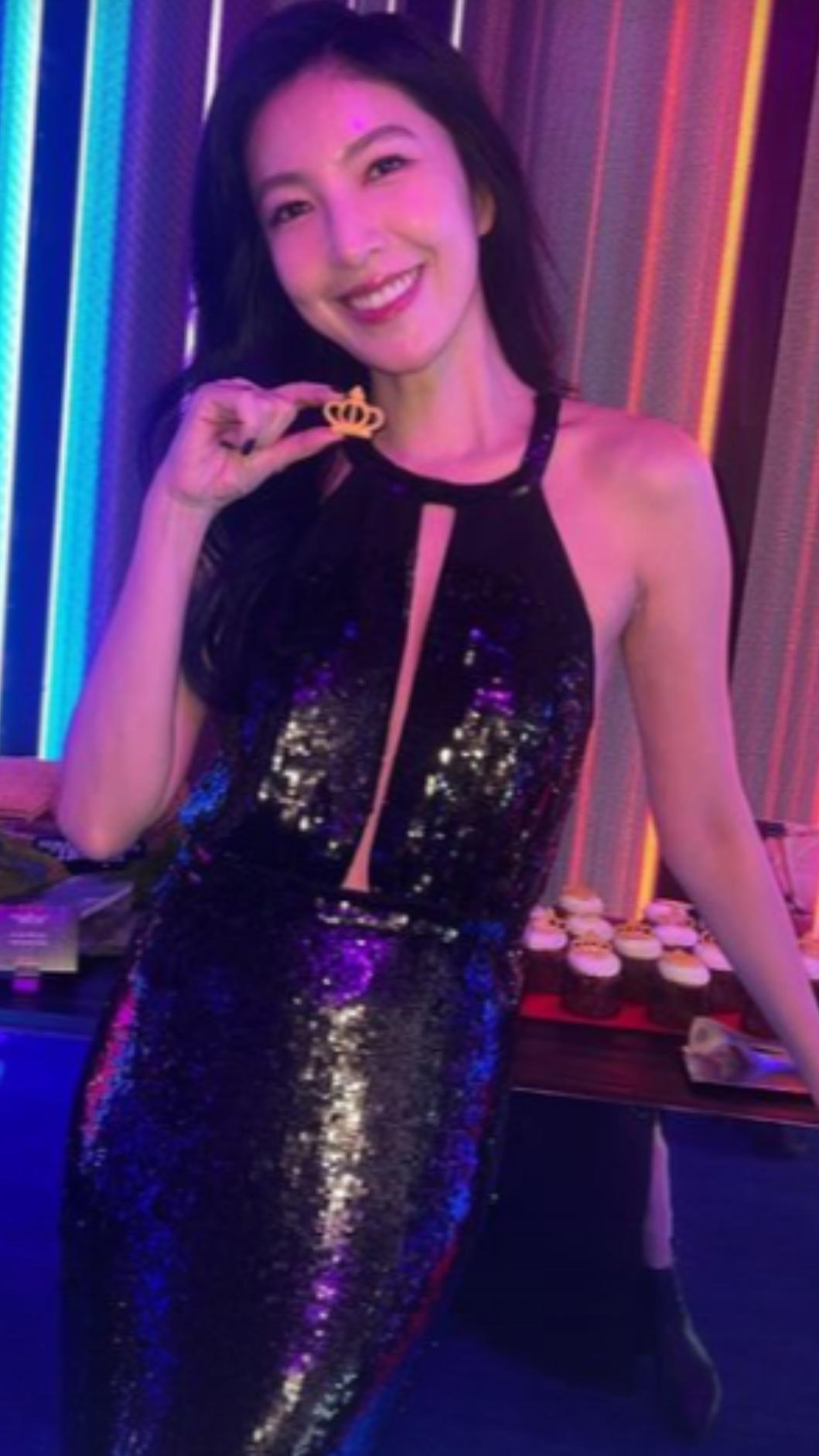 楊謹華的禮服胸前剪裁直接開到腰間。(圖/楊謹華IG)