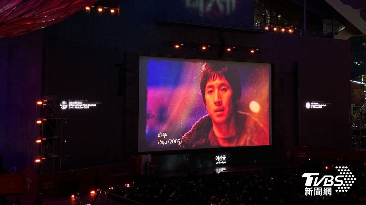 已故韓國演員李善均獲頒韓國電影功勞獎。（圖／中央社）