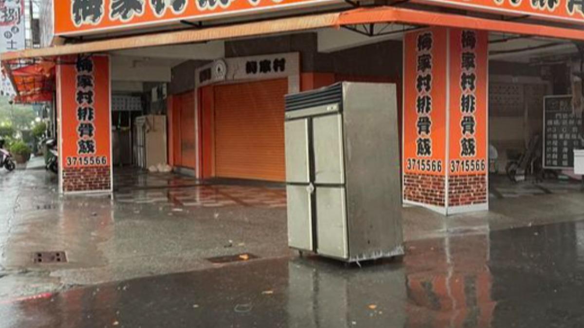 高雄「冰箱被風吹跑」!登陸馬路淋雨 路人傻眼:移動比颱風快
