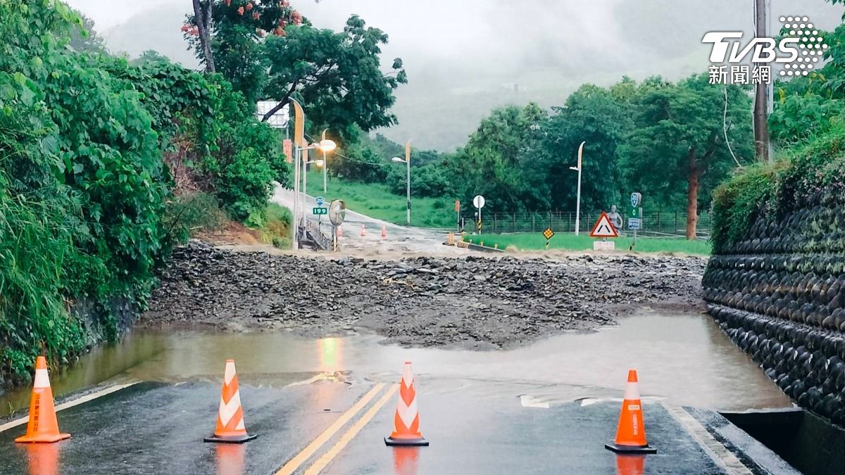南橫公路驚傳坍方!土石流「淹沒道路」 雙向阻斷搶通中