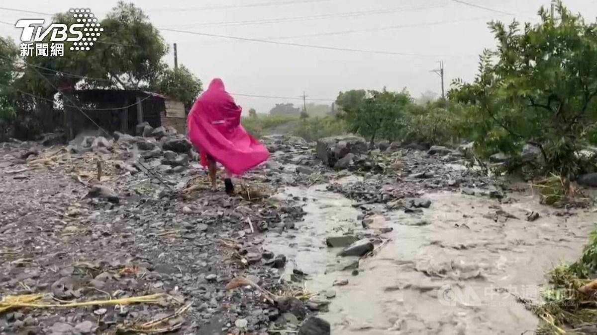 山陀兒颱風炸雨!台東沙崙溪溢堤 土石流「猛衝往下洩」