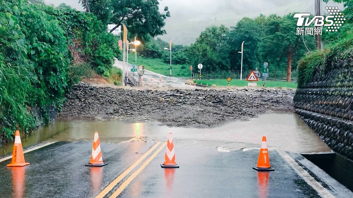 南橫公路台東端入口處初來路段,3日清晨發生土石流,造成道路雙向阻斷。(圖/關山工務段)