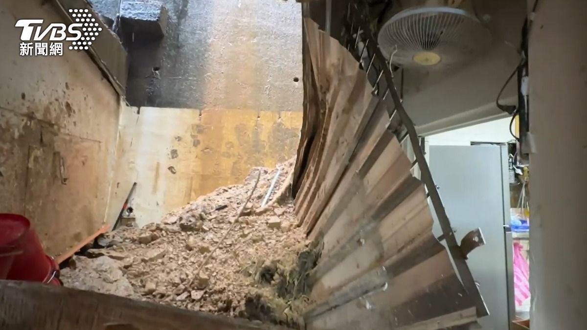 基隆擋土牆崩落土石灌進民宅!陽台天花板被砸穿…慘狀曝光