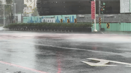 山陀兒颱風轟炸高雄,帶來雨勢。(圖/TVBS)