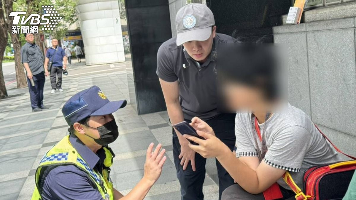 警方將女子攙扶到一旁。(圖/TVBS)