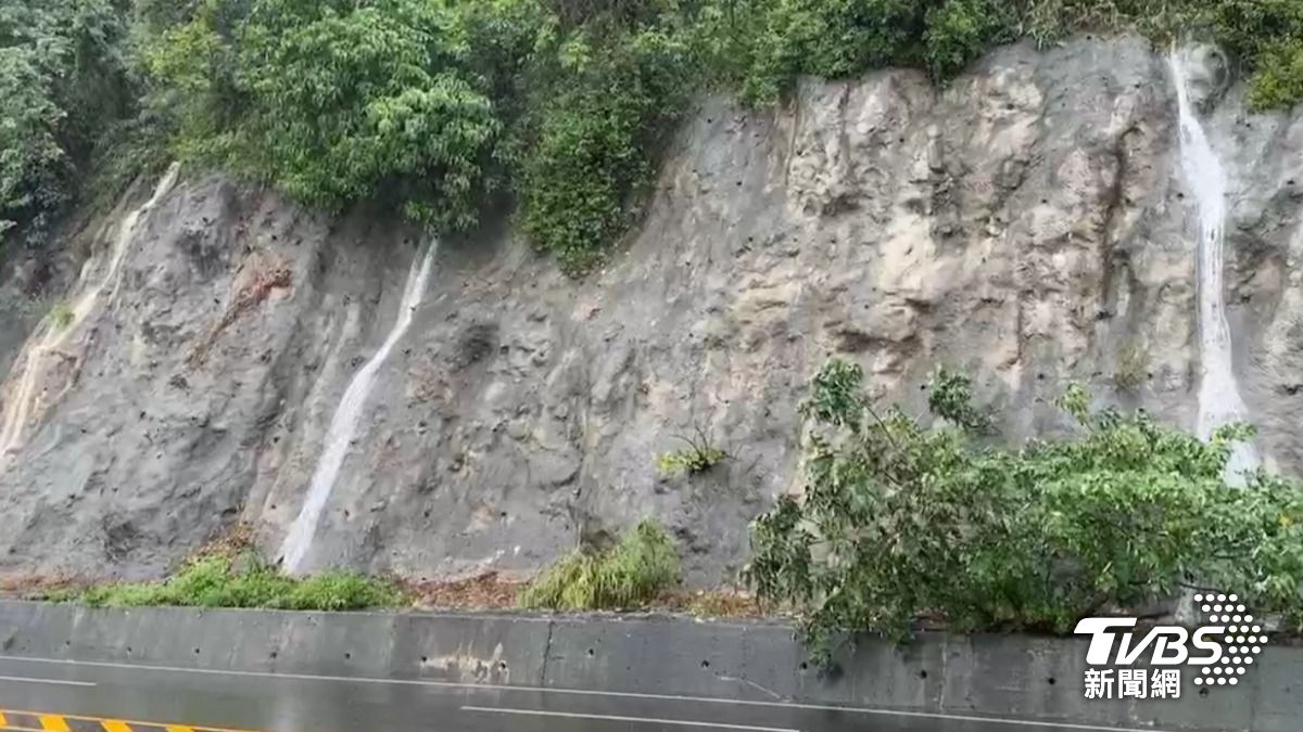 路旁原本3條排水孔受暴雨影響也變成小型瀑布。(圖/TVBS)
