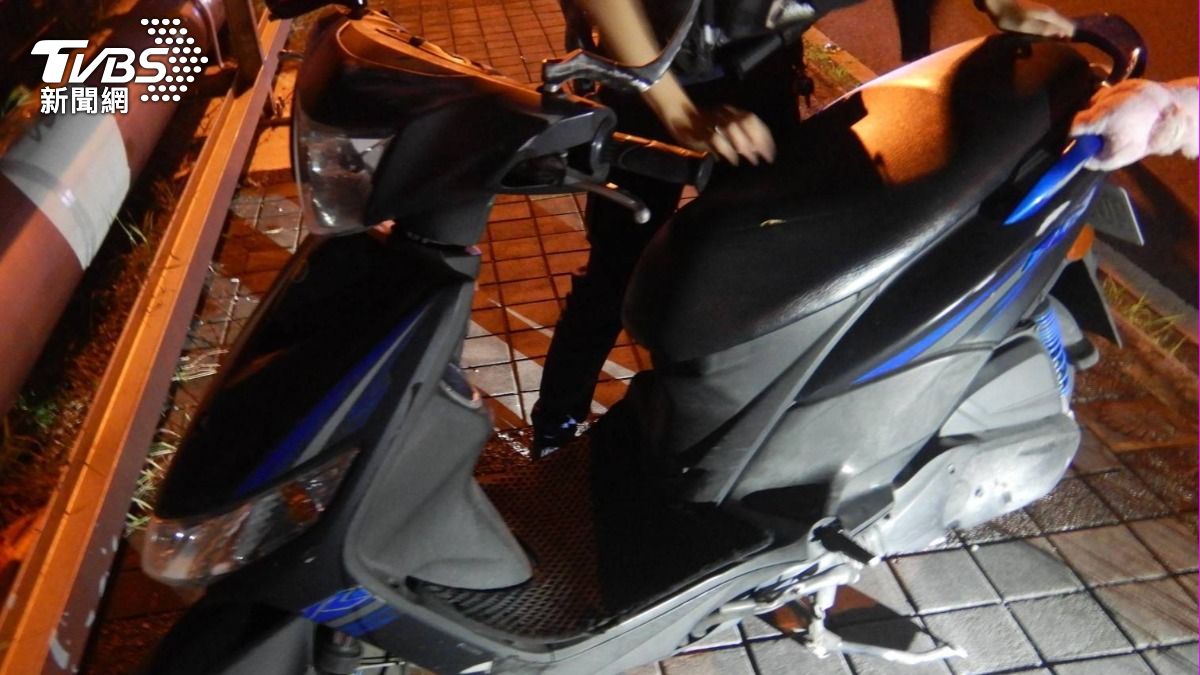 女騎士的機車受損。(圖/TVBS)