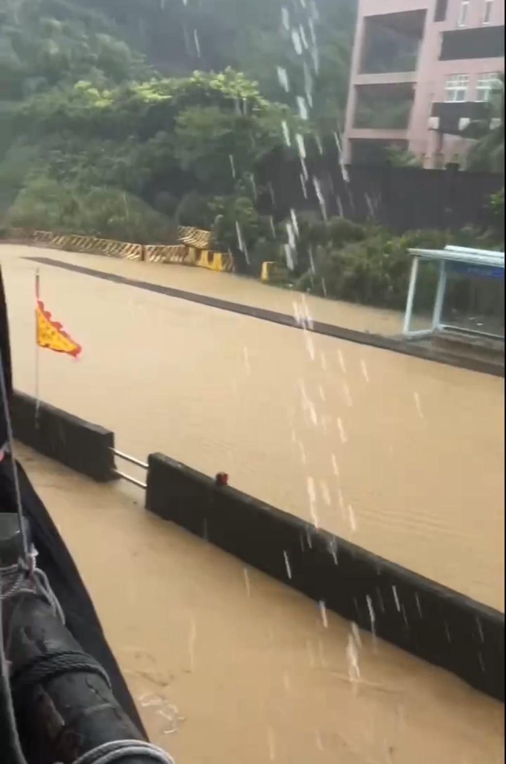 水溝內的水已經滿出來。(圖/翻攝自瑞芳大小事)