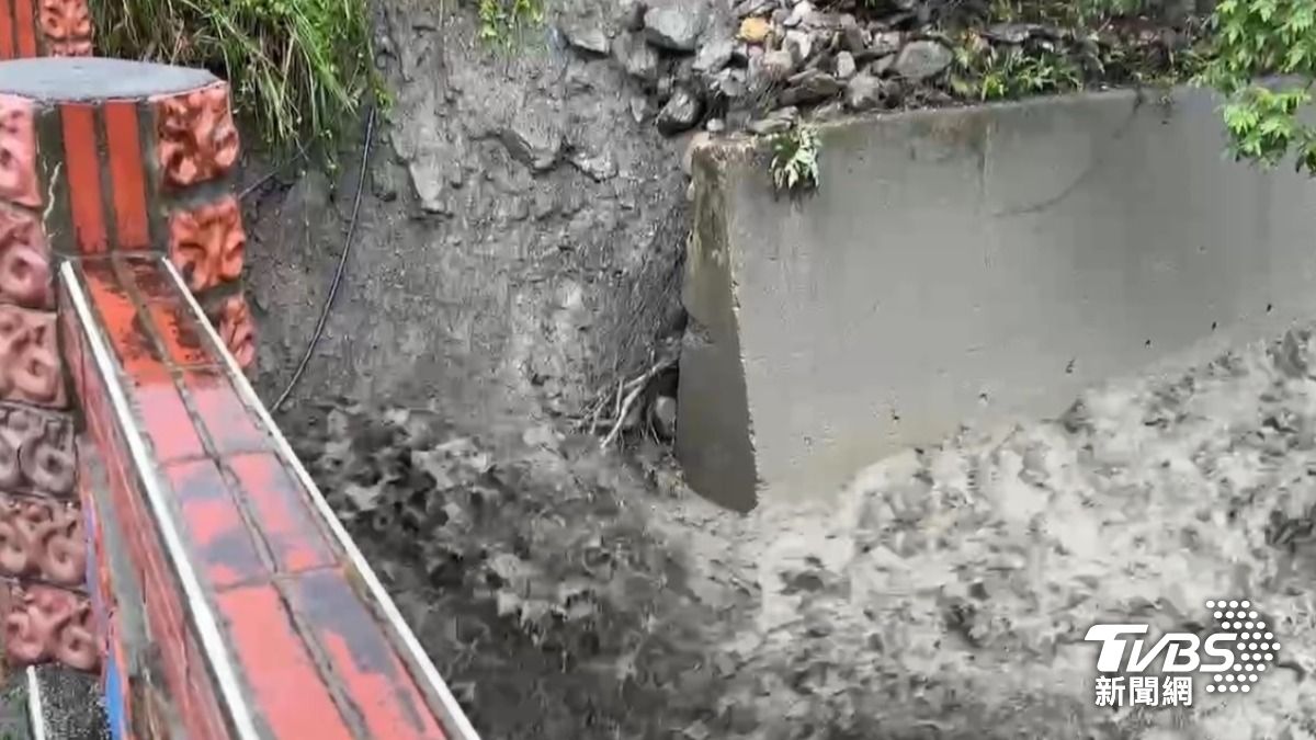 溪水暴漲導致橋墩被掏空。(圖/TVBS)