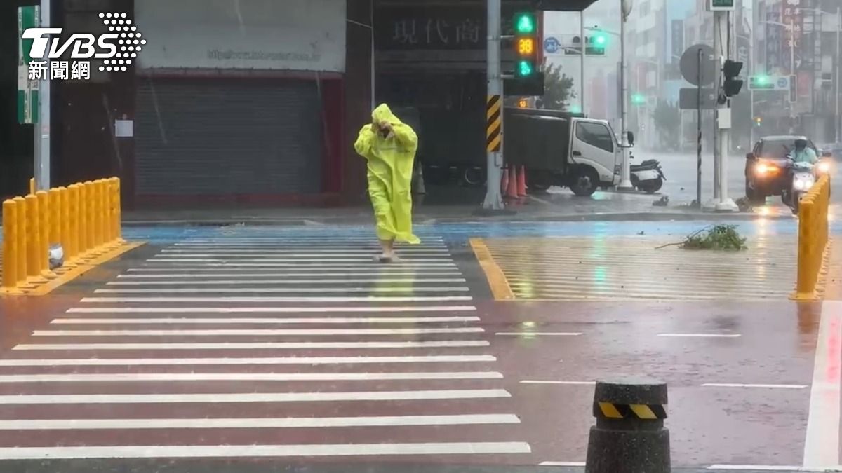 有片/國家警報再響!山陀兒釀高雄災情356件 元亨寺牌樓倒了