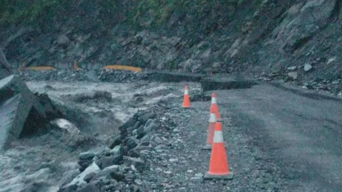 山陀兒帶來風雨，導致荖濃溪河水暴漲挾帶土石沖擊，高雄台20線道路中斷。（圖／甲仙工務段提供）