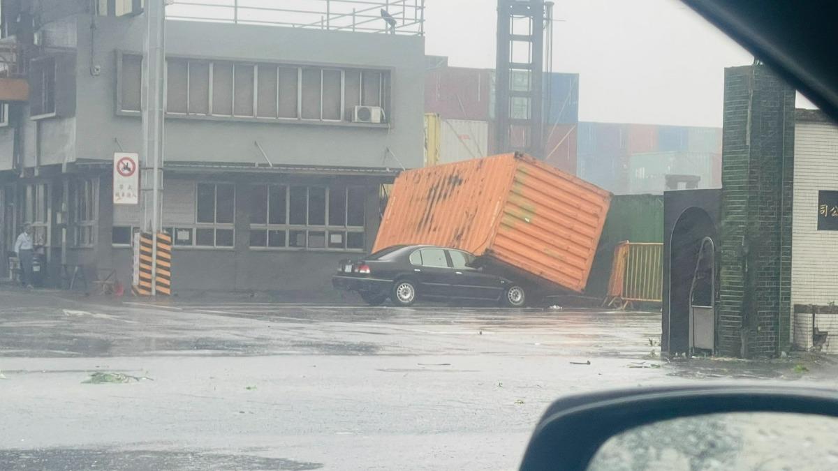 山陀兒將登陸！高雄強風吹落貨櫃　小轎車車頭慘被砸爆