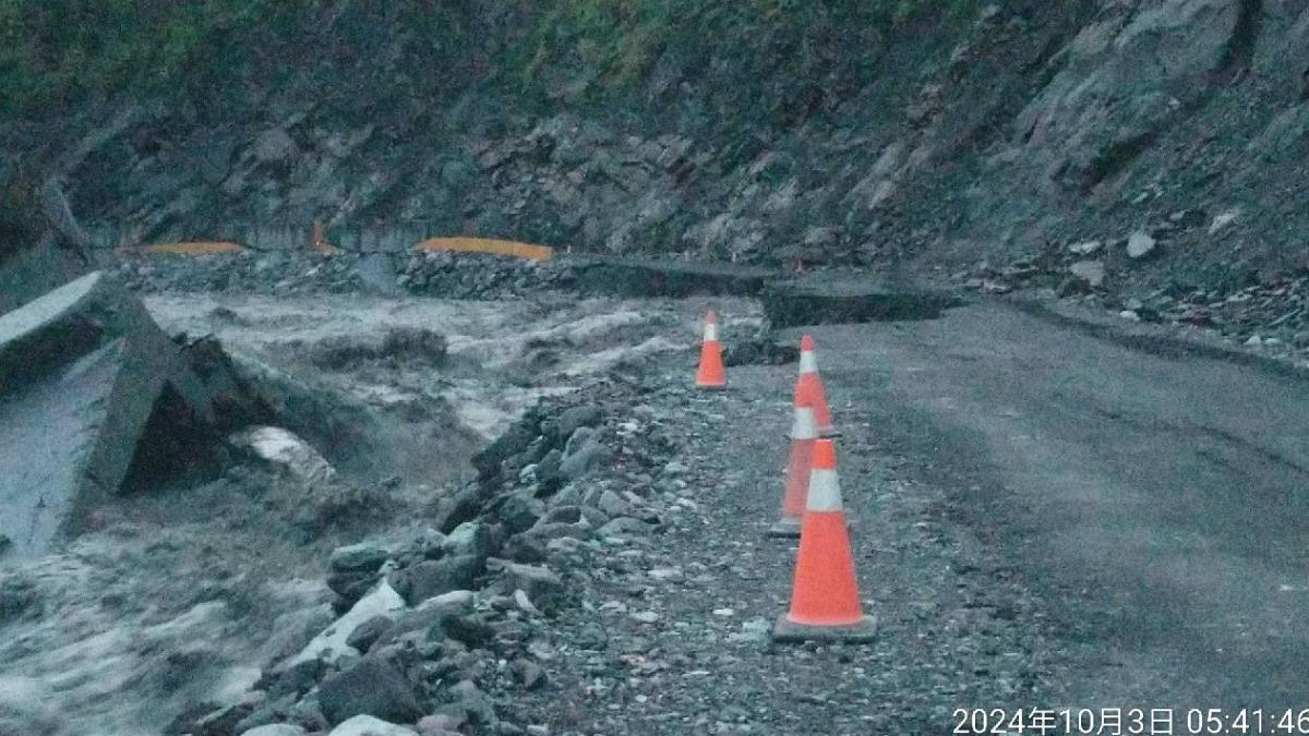 高雄荖濃溪暴漲!台20線明霸克露橋河床便道「流失50公尺」